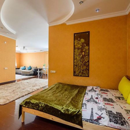 Uut, Comfort, Mega Apartment Almaty Bagian luar foto